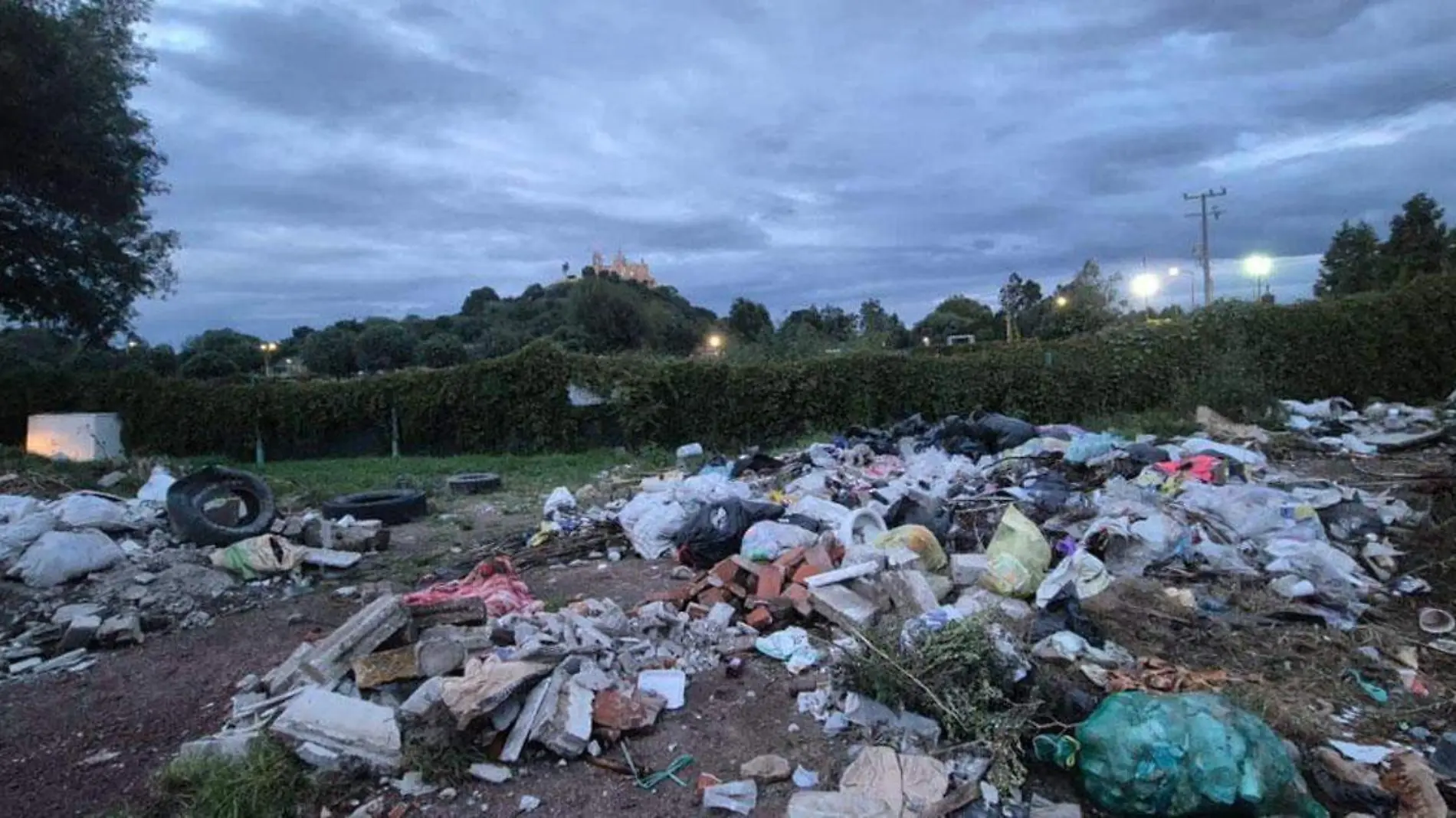 Un basurero en un predio particular, está afectando la imagen urbana de la zona monumental de Cholula.